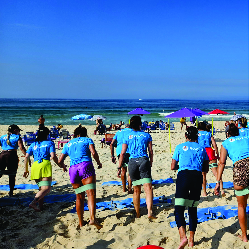 Aulão de ginastica funcionao Praia da Barra - Ecovita Farma